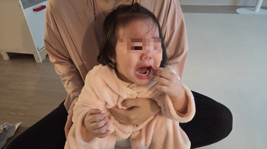 가위를 갖고 놀지 못하게 뺏자 닭똥 같은 눈물을 흘리며 반항하는 딸. 소리 지르지 않으면서도 단호하게 말리는 중이다. /사진=최우영 기자