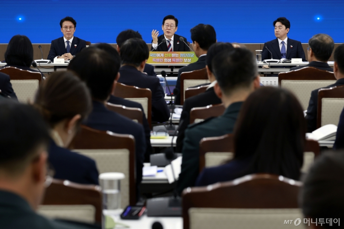 [서울=뉴시스] 최동준 기자 = 이재명 대통령이 18일 서울 용산구 국방부에서 열린 국방부·국가보훈부 업무보고에서 발언하고 있다. 2025.12.18. 