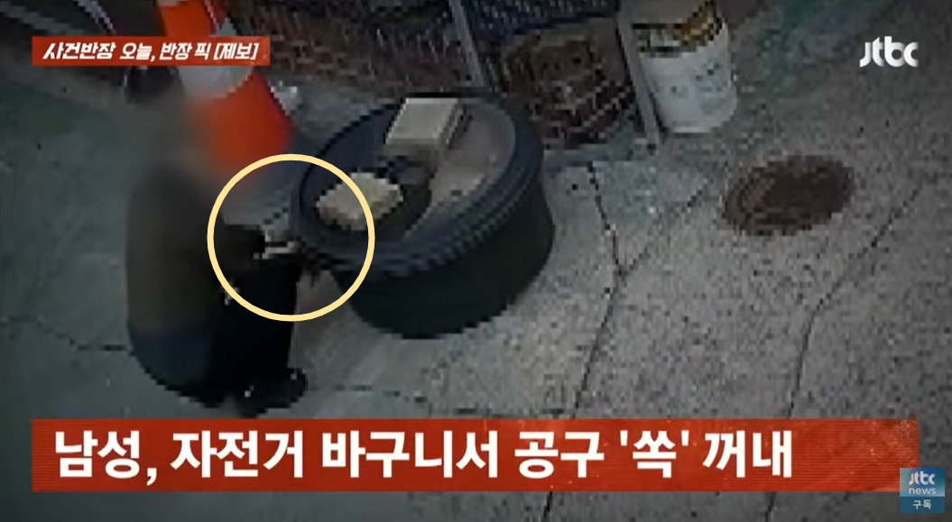 전북 군산에서 가게 간판의 전선을 절단 후 도망가는 의문의 남성 모습이 포착돼 논란이다. /사진=JTBC '사건반장' 캡처