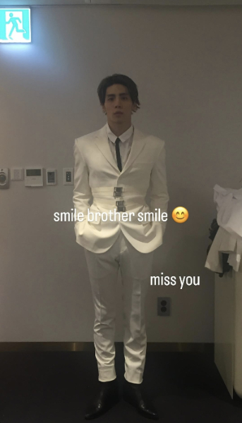 그룹 샤이니 키가 이른바 '주사 이모'라고 불리는 무면허자로부터 불법 의료 시술을 받았다고 인정한 후 활동을 중단한 지 이틀 만에 SNS(소셜미디어)에 사진을 올렸다./사진=키 SNS