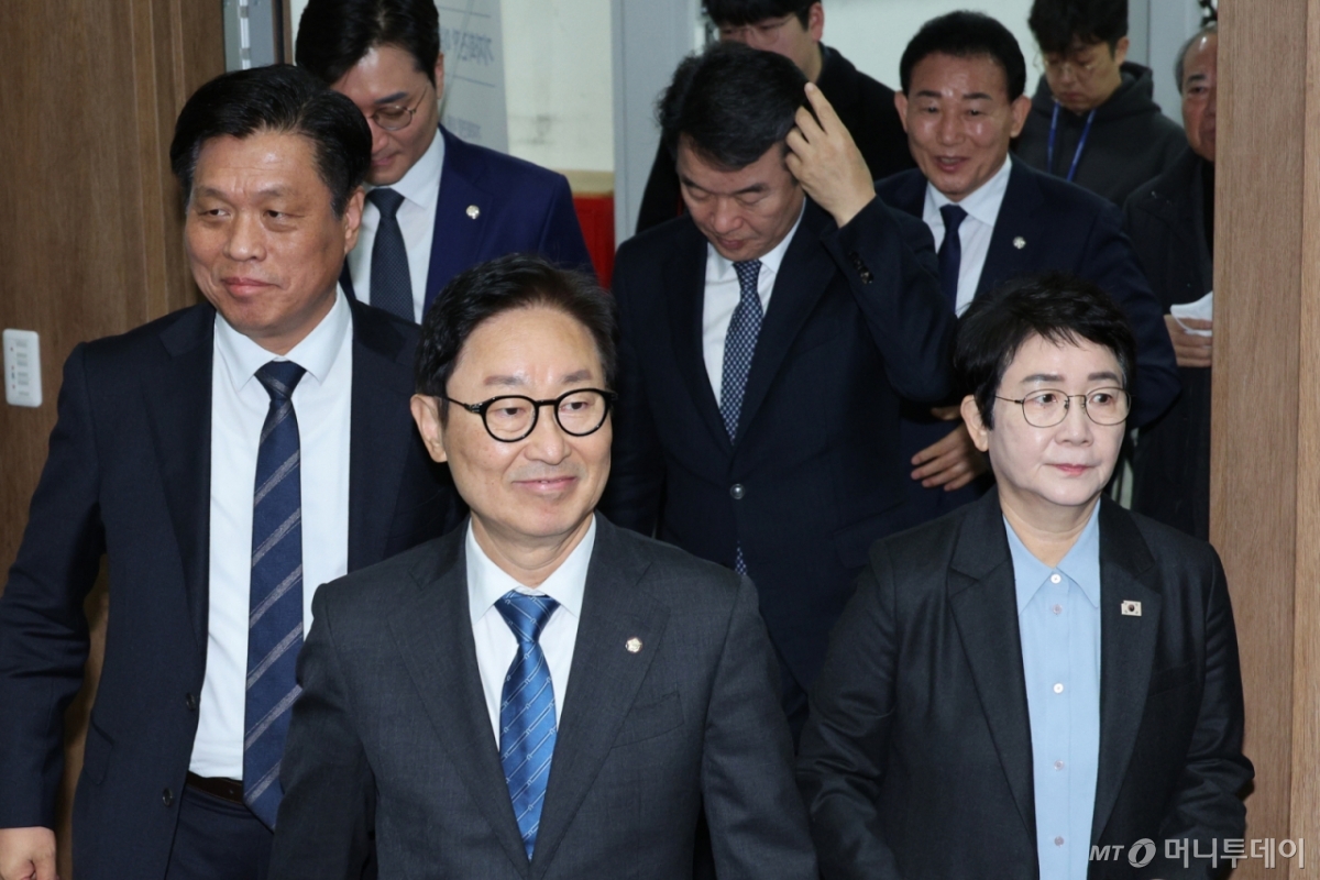 (서울=뉴스1) 신웅수 기자 = 대전·충남에 지역구를 둔 더불어민주당 의원들이 19일 서울 여의도 국회 소통관에서 대전·충남 통합 관련 기자회견을 하기 위해 회견장을 입장하고 있다. 2025.12.19/뉴스1  Copyright © 뉴스1. All rights reserved. 무단 전재 및 재배포,  AI학습 이용 금지. /사진=(서울=뉴스1) 신웅수 기자