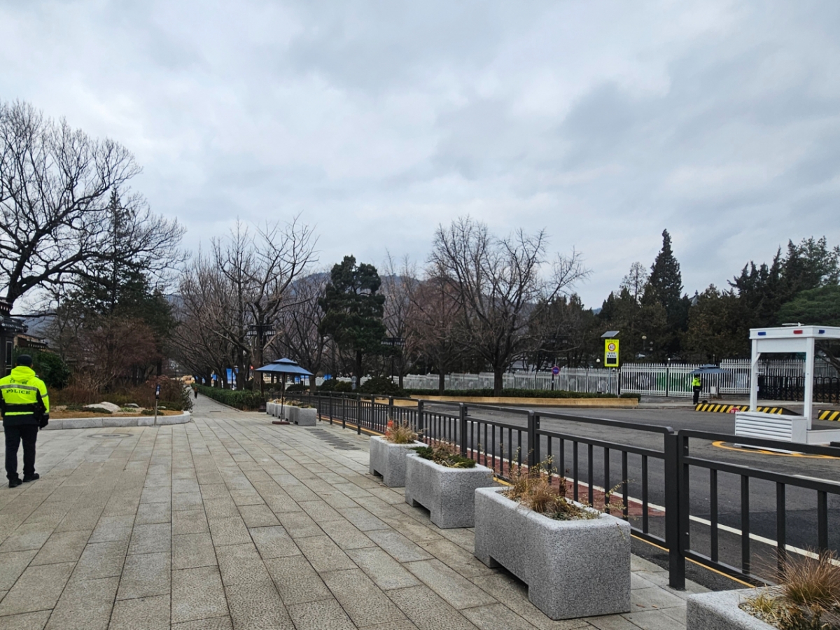 19일 오전 서울 종로구 청와대 정문 인근 모습. 형광색 옷을 입은 경찰관들이 순찰 중이었지만, 별다른 제지 없이 통과할 수 있었다./사진=박상혁 기자.