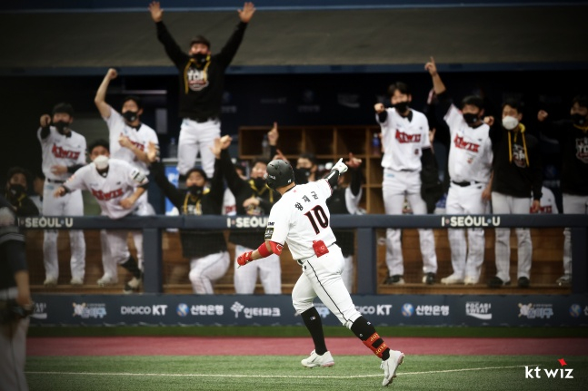 2021년 한국시리즈 당시 황재균(가운데). /사진=KT 위즈 제공