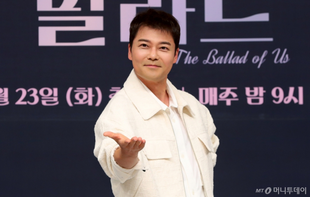 무면허자인 '주사 이모'로부터 불법 의료 시술을 받은 개그우먼 박나래, 그룹 샤이니 키, 먹방 크리에이터 입짧은햇님(본명 김미경) 등이 활동 중단을 선언한 가운데 전현무가 차량에서 링거를 맞는 방송 장면이 재조명되고 있다. 전현무는 불법 의료 행위가 아니라고 선을 그었다./사진=머니투데이 DB