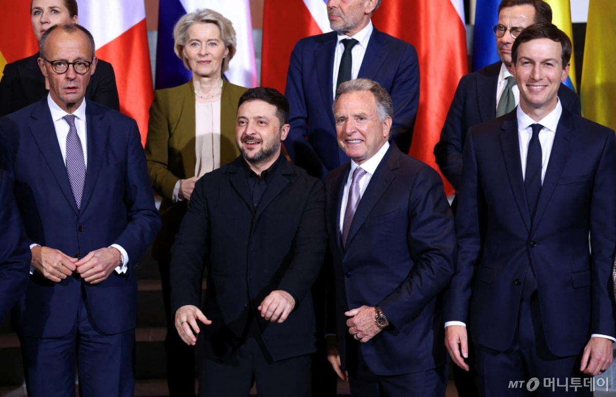(베를린 로이터=뉴스1) 윤다정 기자 = 프리드리히 메르츠 독일 총리, 우르줄라 폰데어라이엔 유럽연합(EU) 집행위원장, 볼로디미르 젤렌스키 우크라이나 대통령, 스티브 위트코프 미국 특사, 도널드 트럼프 미국 대통령의 사위 재러드 쿠슈너가 15일(현지시간) 독일 베를린 연방총리청에서 기념사진을 촬영하고 있다. 2025.12.15.  ⓒ 로이터=뉴스1  Copyright © 뉴스1. All rights reserved. 무단 전재 및 재배포,  AI학습 이용 금지. /사진=(베를린 로이터=뉴스1) 윤다정 기자
