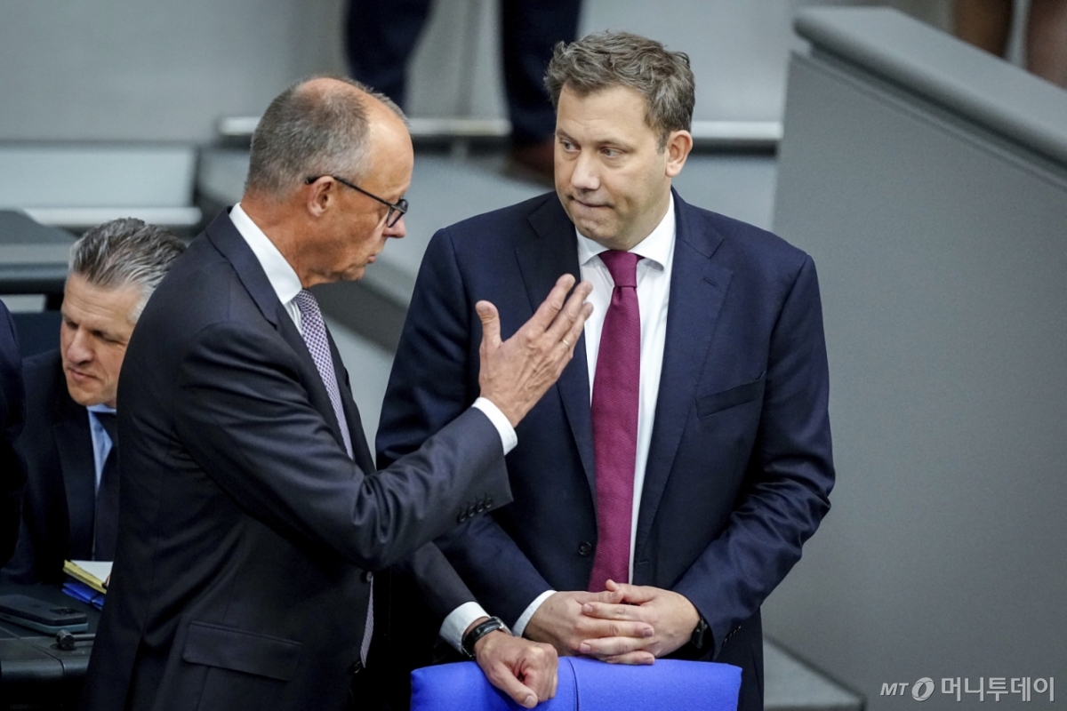 [베를린=AP/뉴시스]프리드리히 메르츠 독일 총리(왼쪽)와 라르스 클링바일 독일 부총리 겸 재무장관이 24일 베를린 연방 하원 회의에 참가하고 있다. 클링바일 장관은 이날 새 정부의 지출 계획을 발표하면서 국방비를 2029년 국내총생산(GDP)의 3.5%로 끌어올리겠다고 다짐했다. 2025.06..24. /사진=유세진