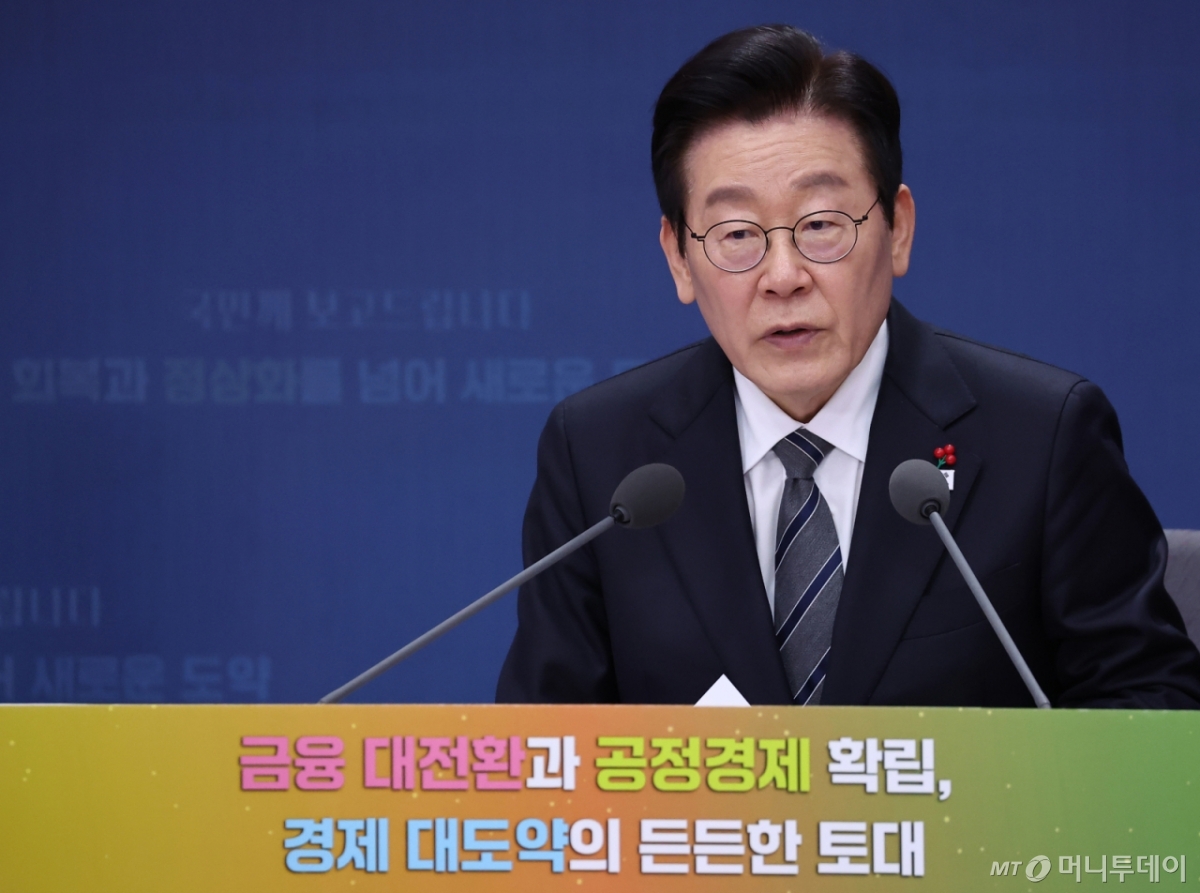 [서울=뉴시스] 고범준 기자 = 이재명 대통령이 19일 서울 종로구 정부서울청사 별관에서 열린 금융위원회·공정거래위원회 업무보고에서 발언하고 있다. (대통령실통신사진기자단) 2025.12.19. bjko@newsis.com /사진=