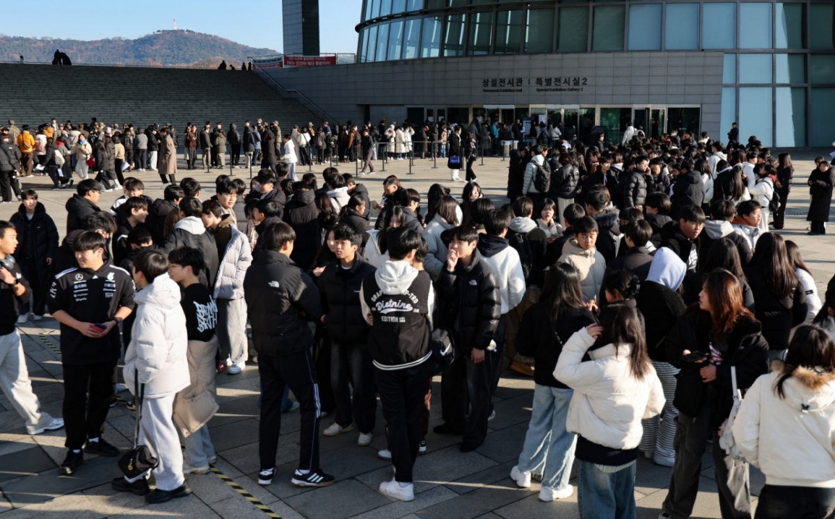 지난 12일 오전 서울 용산구 국립중앙박물관을 찾은 관람객들이 줄 서 있다. / 사진= 뉴시스
