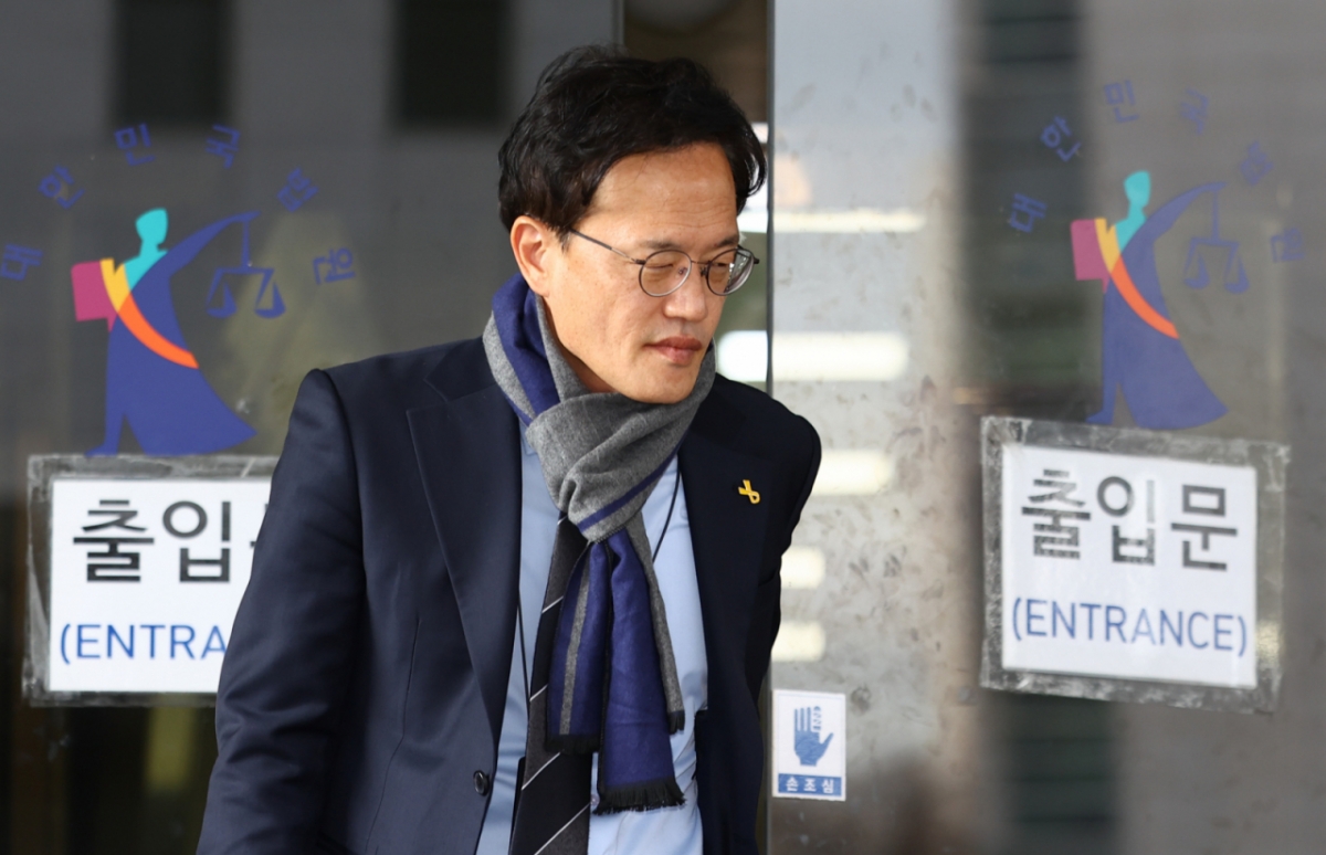 국회 패스트트랙(신속처리안건) 충돌 사건으로 재판에 넘겨진 박주민 더불어민주당 의원이 19일 오후 서울 양천구 서울남부지방법원에서 열린 선고 기일을 마친 뒤 법원을 나서고 있다./사진=뉴시스.