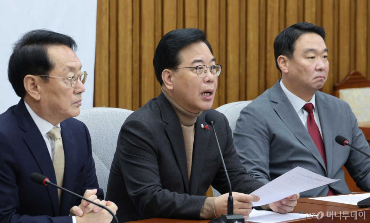 (서울=뉴스1) 신웅수 기자 = 송언석 국민의힘 원내대표가 19일 서울 여의도 국회에서 열린 원내대책회의에서 발언하고 있다. 2025.12.19/뉴스1  Copyright © 뉴스1. All rights reserved. 무단 전재 및 재배포,  AI학습 이용 금지. /사진=(서울=뉴스1) 신웅수 기자