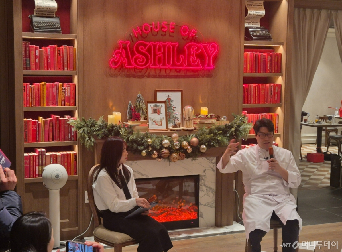 '하우스 오브 애슐리 팝업' 행사에 오세득 셰프가 참석해 메뉴를 설명하고 있다./사진=유예림 기자