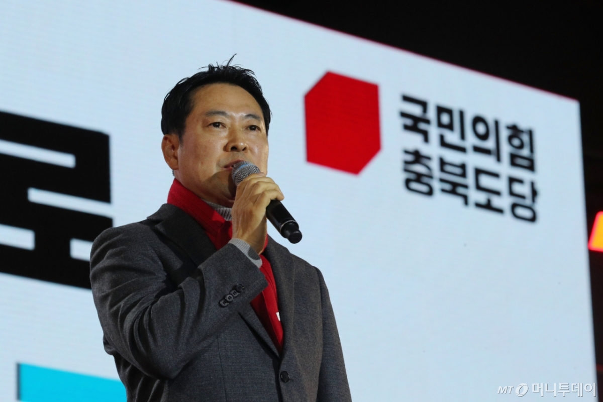 (청주=뉴스1) 김용빈 기자 = 장동혁 국민의힘 대표가 19일 충북 청주오스코에서 열린 충북도당 당원교육에 참석해 축사하고 있다. 2025.12.19/뉴스1  Copyright © 뉴스1. All rights reserved. 무단 전재 및 재배포,  AI학습 이용 금지. /사진=(청주=뉴스1) 김용빈 기자