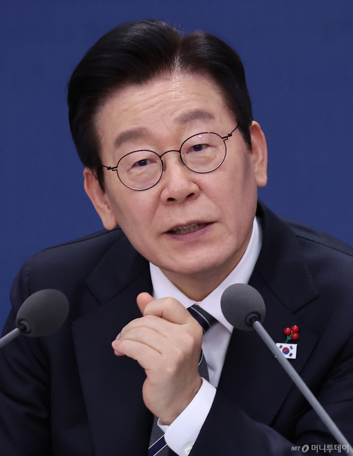 [서울=뉴시스] 고범준 기자 = 이재명 대통령이 19일 서울 종로구 정부서울청사 별관에서 열린 금융위원회·공정거래위원회 업무보고에서 이억원 금융위원장에게 질문하고 있다. (대통령실통신사진기자단) 2025.12.19. bjko@newsis.com /사진=