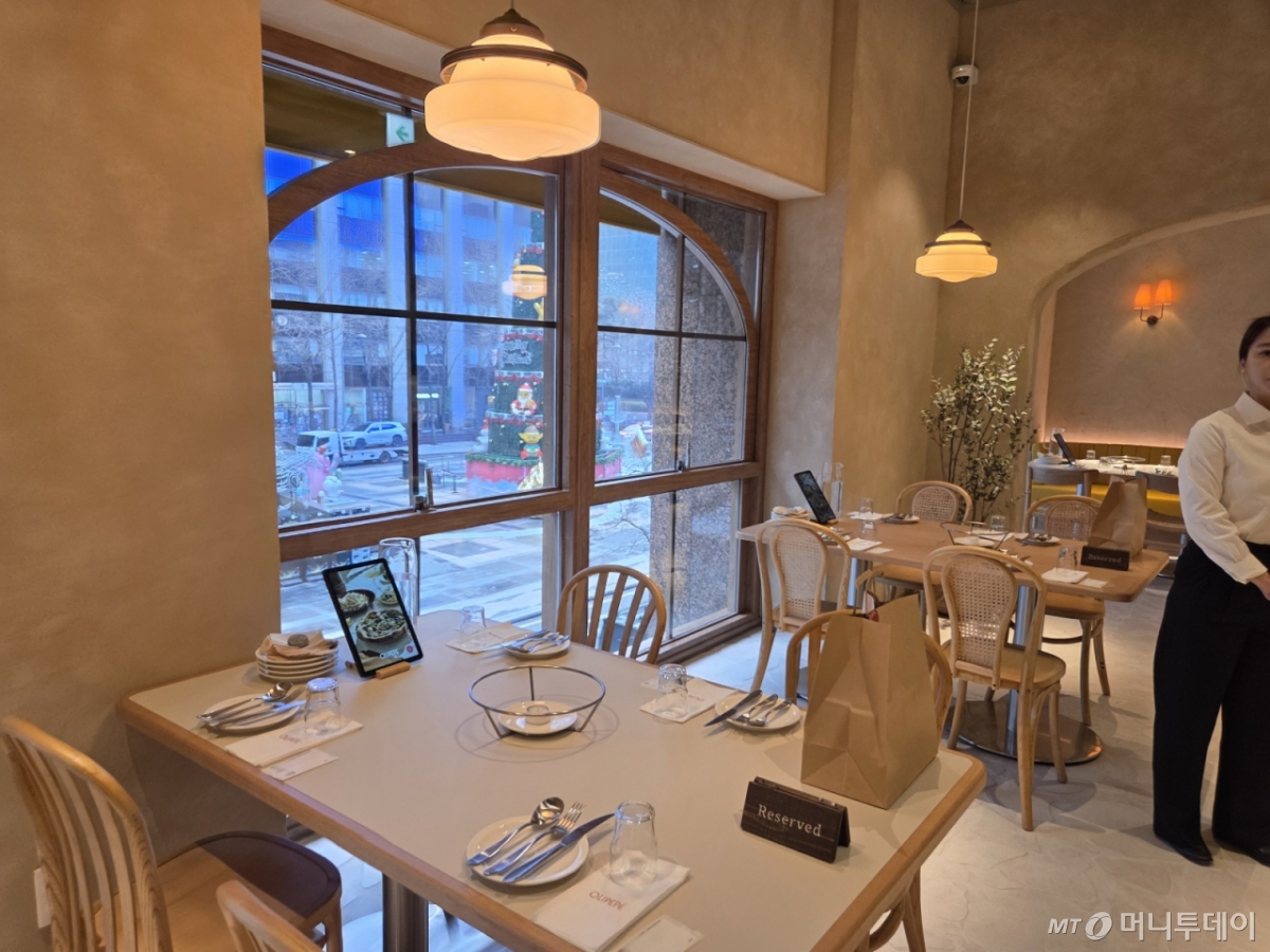 CJ푸드빌은 11일 서울 광화문 청계한국빌딩 2층에 신규 이탈리안 브랜드 '올리페페(OLIPEPE)' 매장을 열었다고 이날 밝혔다. 맛있는 이탈리안 음식과 자연스러운 대화가 이어지는 활기찬 다이닝을 지향하는 브랜드다.