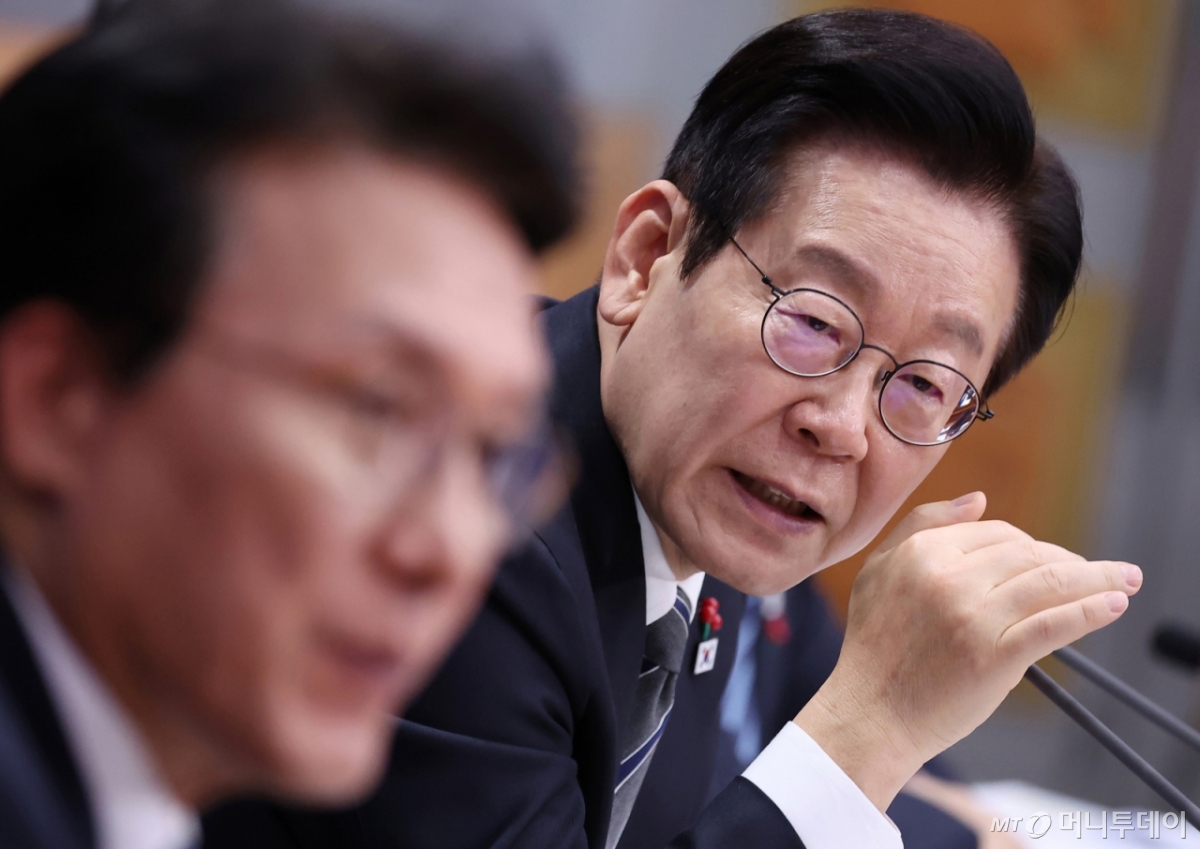 [서울=뉴시스] 고범준 기자 = 이재명 대통령이 19일 서울 종로구 정부서울청사 별관에서 열린 금융위원회·공정거래위원회 업무보고에서 발언하고 있다. (대통령실통신사진기자단) 2025.12.19. bjko@newsis.com /사진=