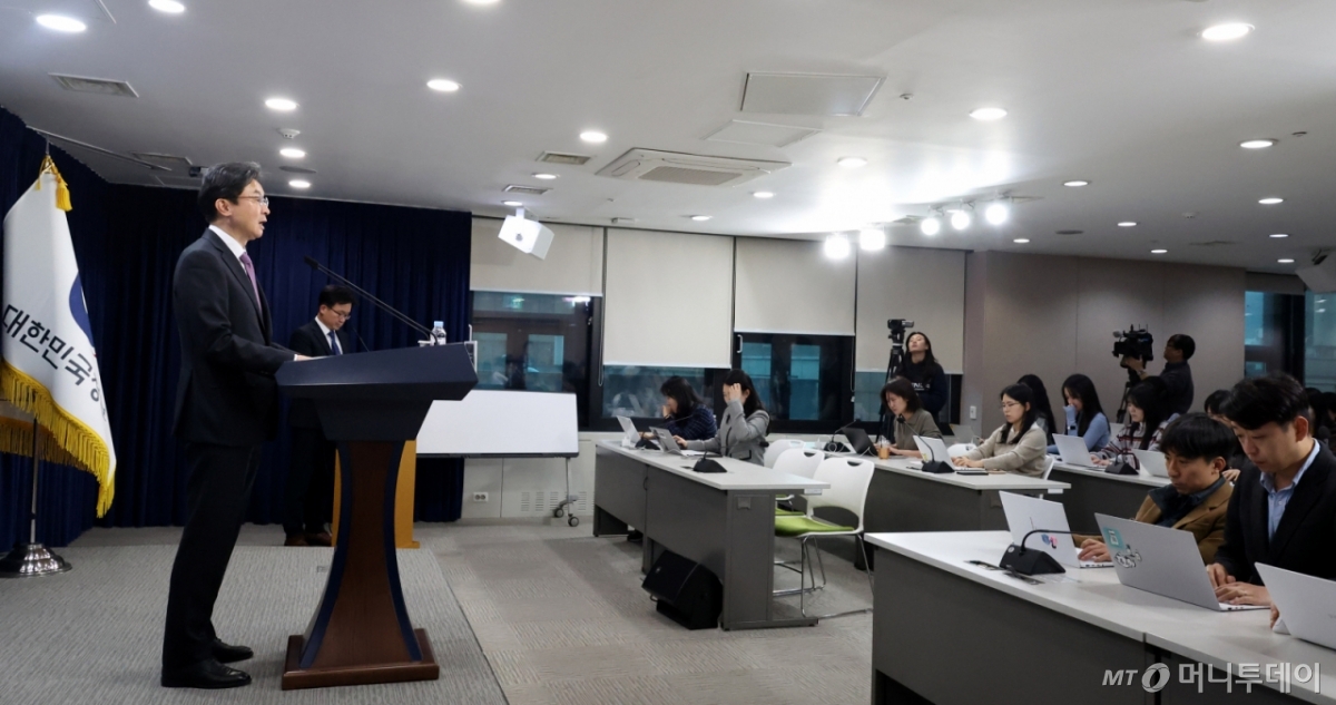 [서울=뉴시스] 추상철 기자 = 이억원 금융위원장이 19일 오후 서울 종로구 정부서울청사에서 업무보고 사후 브리핑을 하고 있다. 2025.12.19. scchoo@newsis.com /사진=추상철