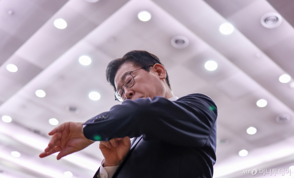 [서울=뉴시스] 고범준 기자 = 이재명 대통령이 19일 서울 종로구 정부서울청사 별관에서 열린 금융위원회·공정거래위원회 업무보고를 마친 뒤 시계를 보며 회의실을 나서고 있다. (대통령실통신사진기자단) 2025.12.19. bjko@newsis.com /사진=