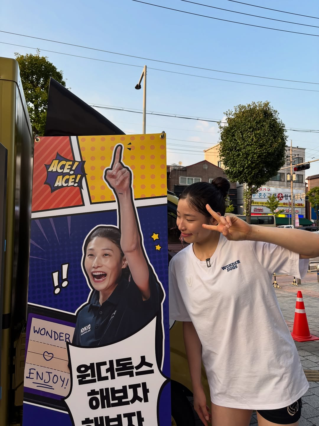배구 예능 프로그램 '신인감독 김연경'을 통해 김연경 감독과 사제의 연을 맺었던 인쿠시(오른쪽). /사진=인쿠시 SNS 캡처