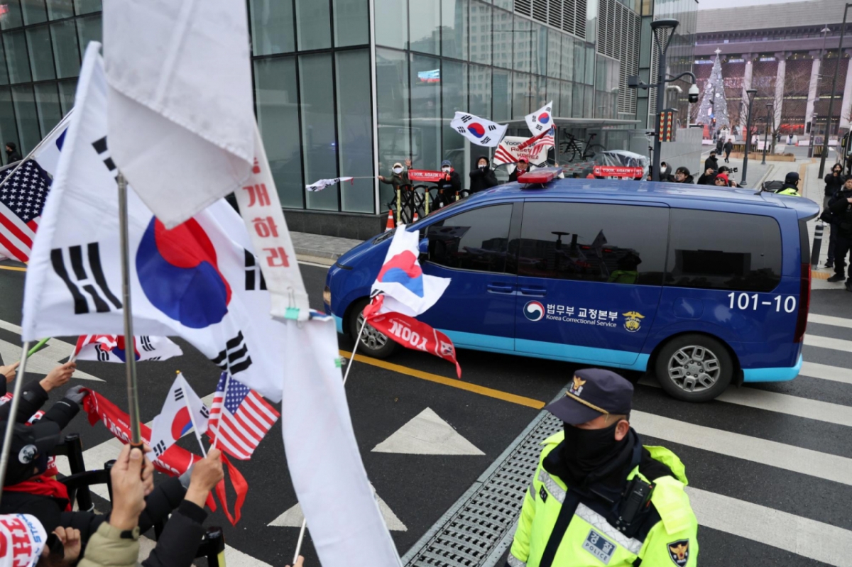윤석열 전 대통령을 태운 호송차가 20일 김건희 특검 사무실이 있는 서울 종로구 KT광화문 웨스트 빌딩으로 들어서고 있다. /사진=뉴시스