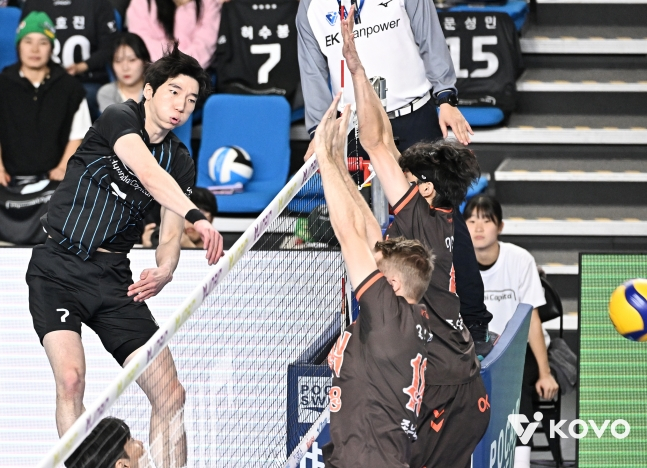 득점에 성공하는 허수봉(왼쪽). /사진=KOVO 제공