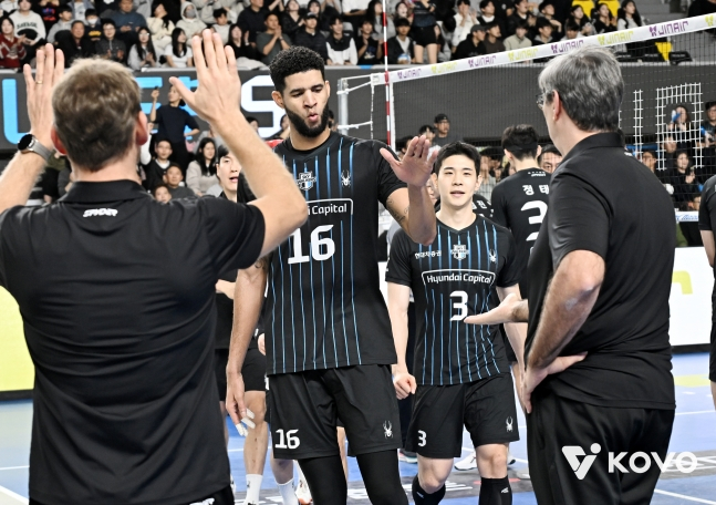 레오(가운데)가 승리 후 블랑 감독과 하이파이브를 하고 있다. /사진=KOVO 제공