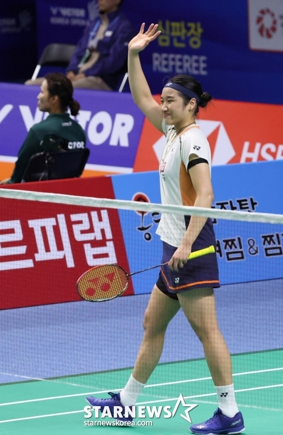 안세영이 승리 후 관중들에게 손을 흔들고 있다. /사진=김진경 대기자