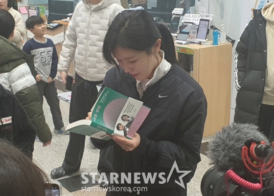 팬들에게 사인해주는 김아랑의 모습. /사진=박재호 기자