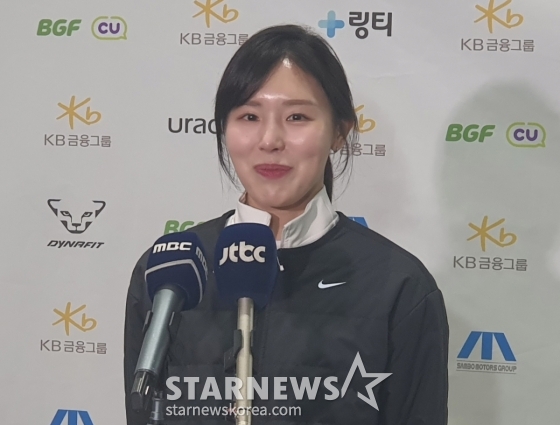 김아랑이 지난 20일 오후 경기 고양시 덕양구 고양어울림누리 얼음마루에서 열린 은퇴식에서 기념 촬영하고 있다./사진=박재호 기자