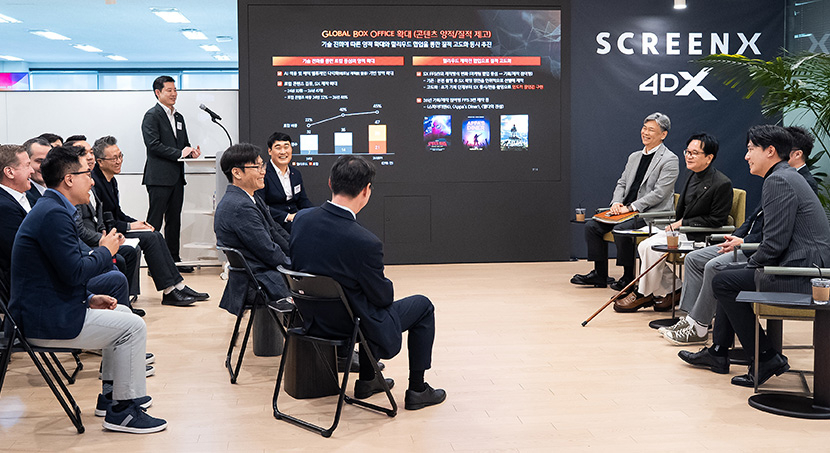 CJ그룹 이재현 회장이 CJ 4DPLEX 본사를 찾아 임직원을 만났다. 왼쪽부터 CJ주식회사 김홍기 대표, 이재현 회장, CJ 4DPLEX 방준식 대표./사진제공=CJ그룹