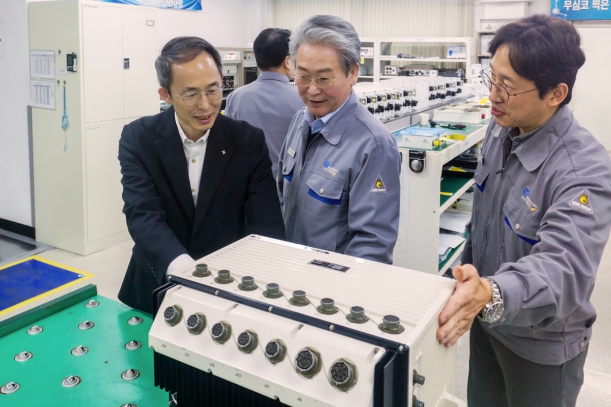 19일 경남 창원에 위치한 방산 부품 강소기업 '영풍전자'를 찾은 황기연 한국수출입은행장(왼쪽)이 류하열 영풍전자 대표(가운데) 등 관계자로부터 제품 설명을 듣고 있다./사진제공=한국수출입은행