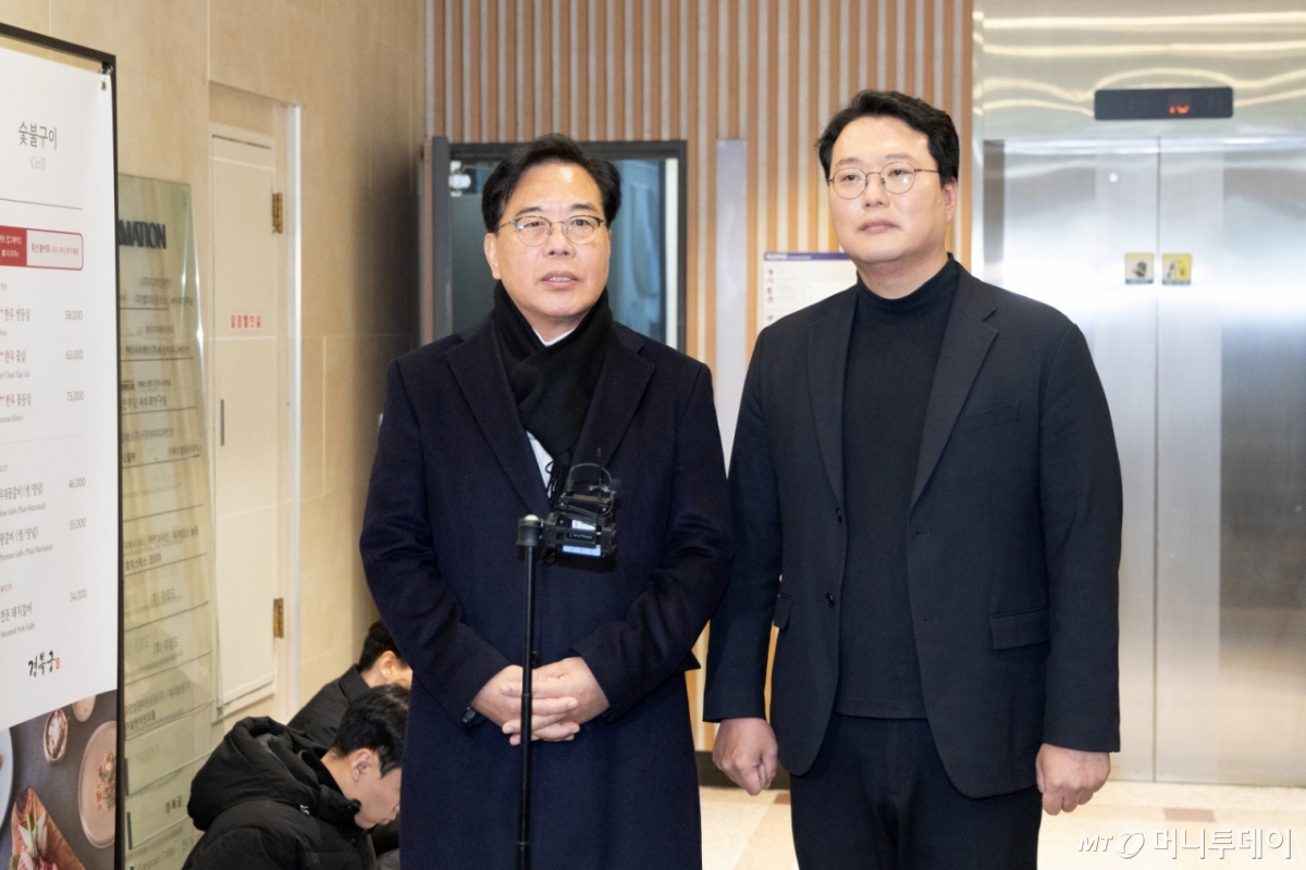 (서울=뉴스1) 이승배 기자 = 송언석 국민의힘 원내대표와 천하람 개혁신당 원내대표가 21일 서울 여의도의 한 식당에서 '통일교 특검법' 합의를 위한 오찬 회동을 마치고 브리핑하고 있다. 2025.12.21/뉴스1 Copyright © 뉴스1. All rights reserved. 무단 전재 및 재배포, AI학습 이용 금지. /사진=(서울=뉴스1) 이승배 기자