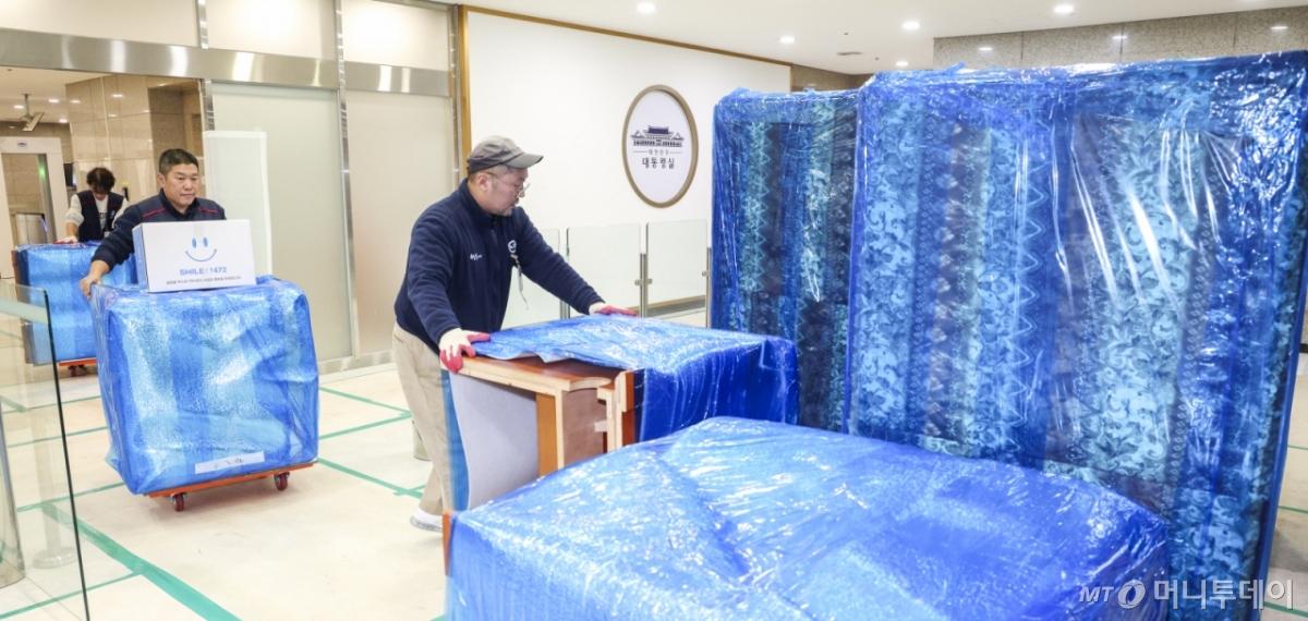 [서울=뉴시스] 고범준 기자 = 용산 대통령실 청와대 이전 작업이 진행중인 9일 서울 용산 대통령실 청사에서 관계자들이 각 부서의 업무 용품 등 집기류를 차량에 싣기 위해 이동하고 있다. 2025.12.09. bjko@newsis.com /사진=고범준