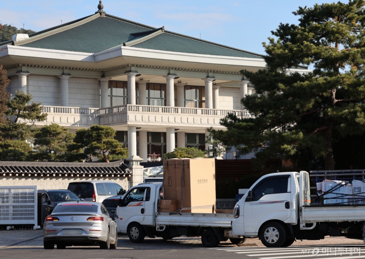 [서울=뉴시스] 이영환 기자 = 용산 대통령 집무실을 청와대로 이전하는 작업이 진행중인 9일 오전 서울 종로구 청와대 시화문으로 공사차량 등이 들어가고 있다. 2025.12.09. 20hwan@newsis.com /사진=이영환