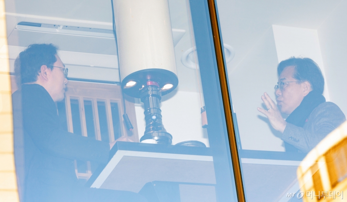 (서울=뉴스1) 이승배 기자 = 송언석 국민의힘 원내대표와 천하람 개혁신당 원내대표가 21일 서울 여의도의 한 식당에서 '통일교 특검법' 합의를 위한 오찬 회동을 하고 있다. 2025.12.21/뉴스1  Copyright © 뉴스1. All rights reserved. 무단 전재 및 재배포,  AI학습 이용 금지. /사진=(서울=뉴스1) 이승배 기자