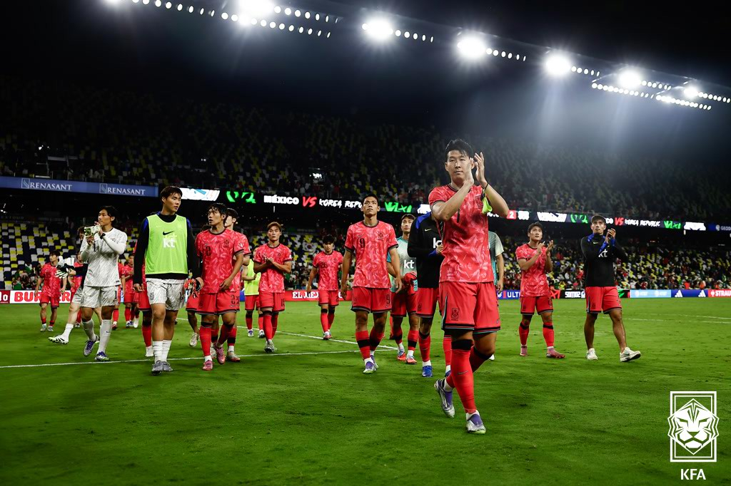 지난 9월 미국에서 열린 멕시코와의 축구 국가대표팀 평가전 2-2 무승부 이후 팬들에게 인사하고 있는 대표팀 선수들. /사진=대한축구협회 제공