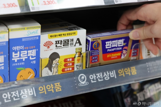 서울 시내 한 편의점 안전상비약 매대에 감기약이 진열돼 있다. /사진제공=뉴시스