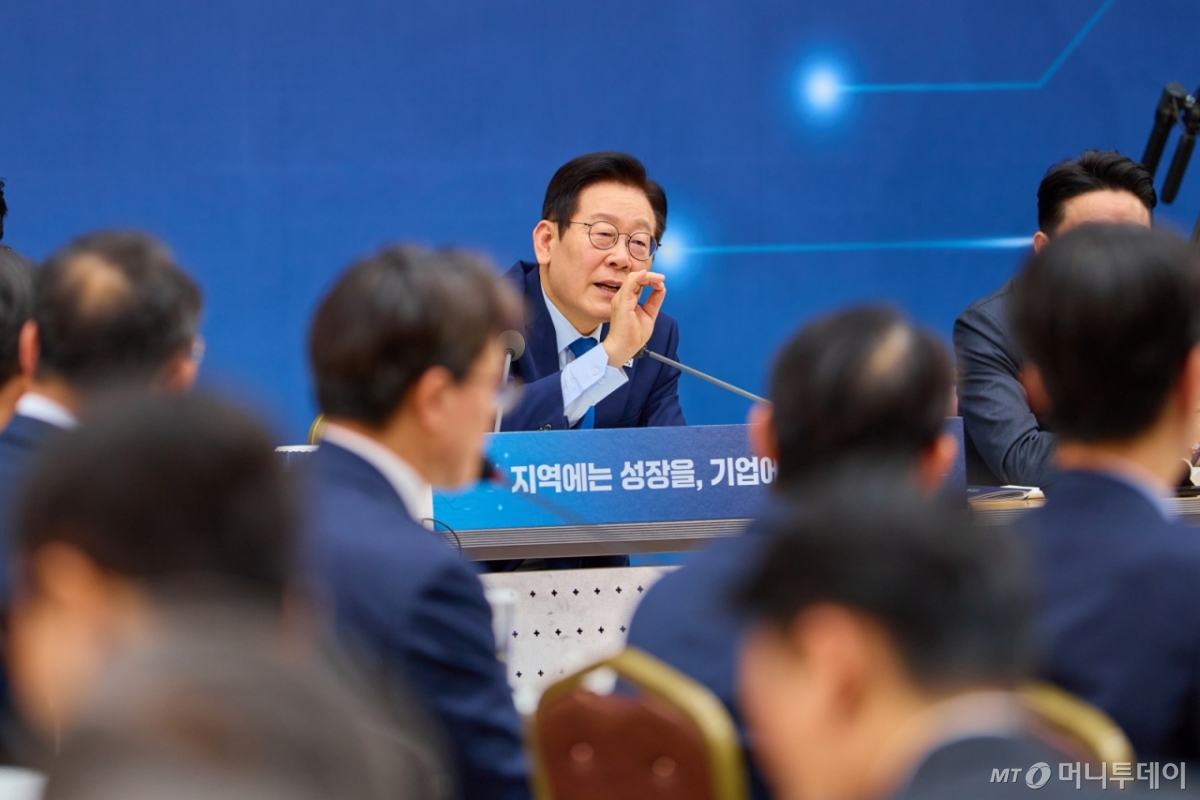 (서울=뉴스1) 허경 기자 = 이재명 대통령이 17일 세종시 정부세종컨벤션센터에서 열린 산업통상자원부·지식재산처·중소벤처기업부 업무보고에서 발언하고 있다. (대통령실 제공. 재판매 및 DB 금지) 2025.12.17/뉴스1  Copyright © 뉴스1. All rights reserved. 무단 전재 및 재배포,  AI학습 이용 금지. /사진=(서울=뉴스1) 허경 기자