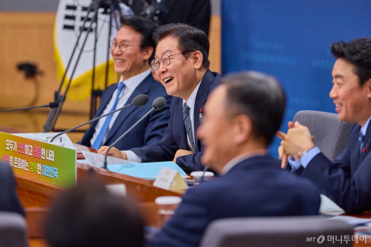 (서울=뉴스1) 허경 기자 = 이재명 대통령이 19일 서울 종로구 정부서울청사 별관에서 열린 법무부(대검찰청)·성평등가족부 업무보고에서 미소 짓고 있다. (대통령실 제공. 재판매 및 DB 금지) 2025.12.19/뉴스1  Copyright © 뉴스1. All rights reserved. 무단 전재 및 재배포,  AI학습 이용 금지. /사진=(서울=뉴스1) 허경 기자