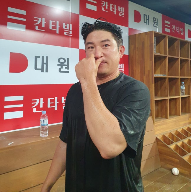 한화 장시환이 2023년 7월 25일 고척 키움전에서 승리 투수가 된 직후 눈물을 훔치고 있다. 장시환은 이번 승리로 1038일 만에 승리를 거두고 19연패의 늪에서 탈출했다. /사진=스타뉴스