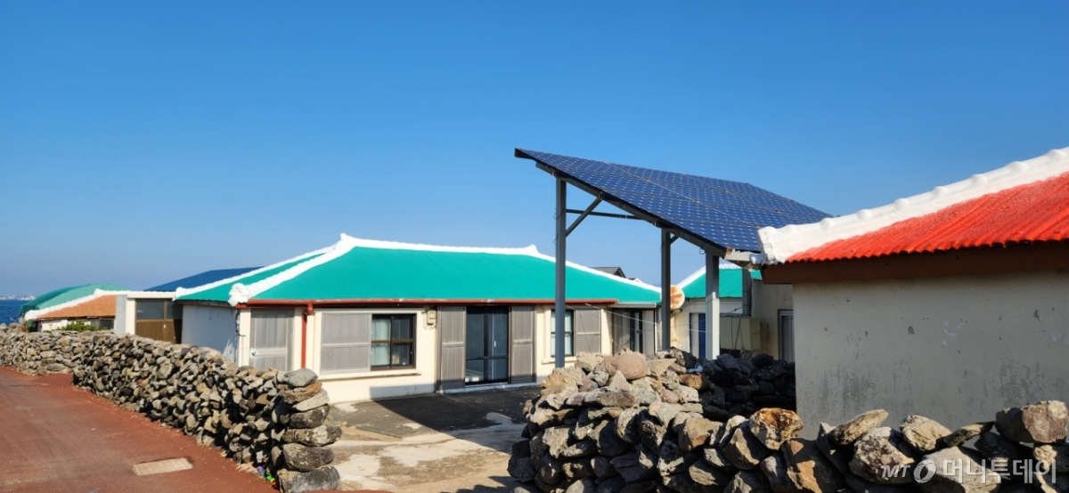가파도 한 주택에 설치된 태양광 패널. 현재 가파도에는 약 50가구에 180kW 규모의 자가용 태양광이 설치돼 있다. /사진=김사무엘