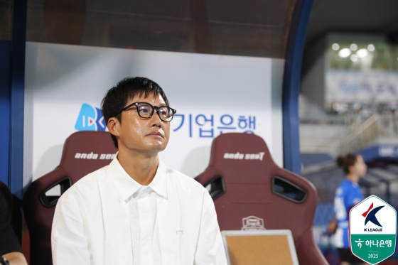 이정효 감독이 수원종합운동장에서 열린 하나은행 K리그1 2025 29라운드경기를 바라보고 있다. /사진=한국프로축구연맹 제공