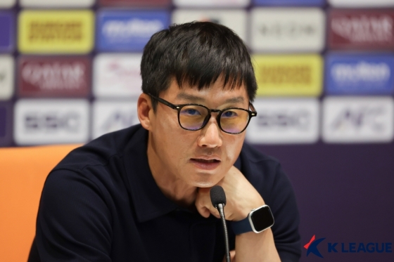 이정효 감독이 광주FC와 알 힐랄의 아시아축구연맹(AFC) 아시아챔피언스리그 엘리트 8강 경기 전 기자회견에서 발언하고 있다. /사진=한국프로축구연맹 제공