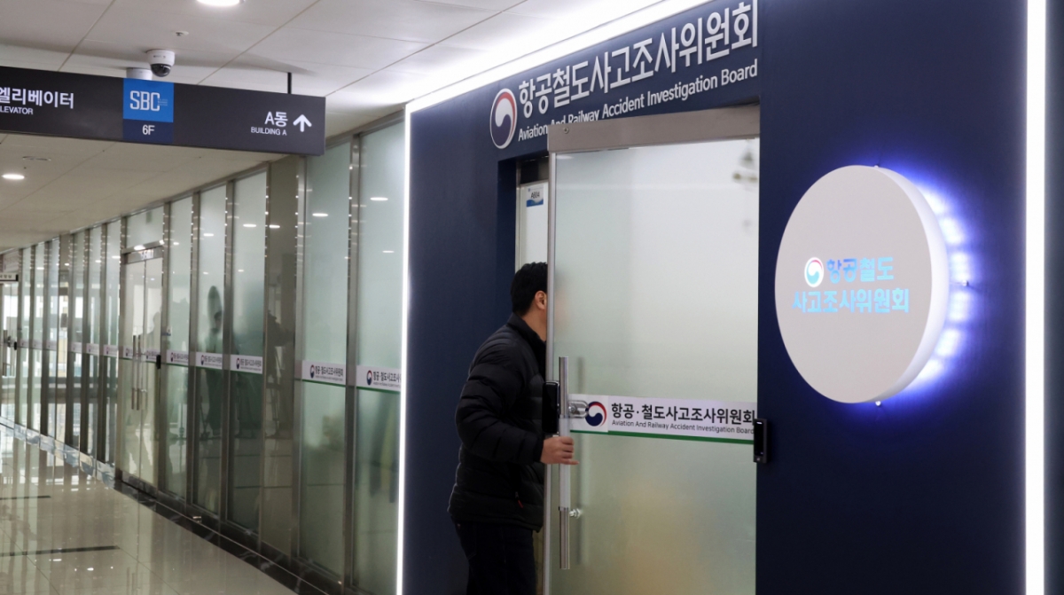 전남경찰청이 12·29 제주항공 여객기 참사 관련 진상 규명 조사를 하던 세종시 어진동 국토교통부 산하 항공·철도사고조사위원회에 대한 압수수색 집행에 나선 지난 16일 관계자가 출입하고 있다. /사진=뉴시스.