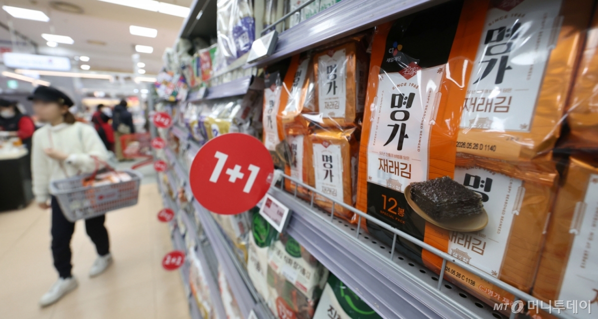[서울=뉴시스] 김선웅 기자 = 미국이 한국산 조미김에 대한 관세를 기존 15%에서 0%로 하향 조정했다. 해양수산부에 따르면 미국이 발표한 상호관세 관련 팩트시트(설명자료)에 수산물 중 유일하게 조미김이 무관세 품목으로 기재됐다. 다만 마른김은 다른 수산물과 마찬가지로 15% 상호관세가 유지된다. 14일 서울 소재 대형 유통매장에서 각종 조미김이 판매되고 있다. 2025.12.14. mangusta@newsis.com /사진=김선웅