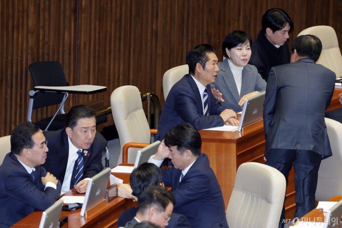 (서울=뉴스1) 신웅수 기자 = 정청래 더불어민주당 대표와 김병기 원내대표가 22일 서울 여의도 국회에서 열린 제430회국회(임시회) 제2차 본회의에서 각각 의원들과 대화하고 있다. 2025.12.22/뉴스1  Copyright © 뉴스1. All rights reserved. 무단 전재 및 재배포,  AI학습 이용 금지. /사진=(서울=뉴스1) 신웅수 기자