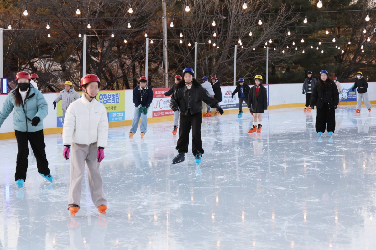 빙파니아에서 스케이트를 타는 이용자./사진제공=부천시