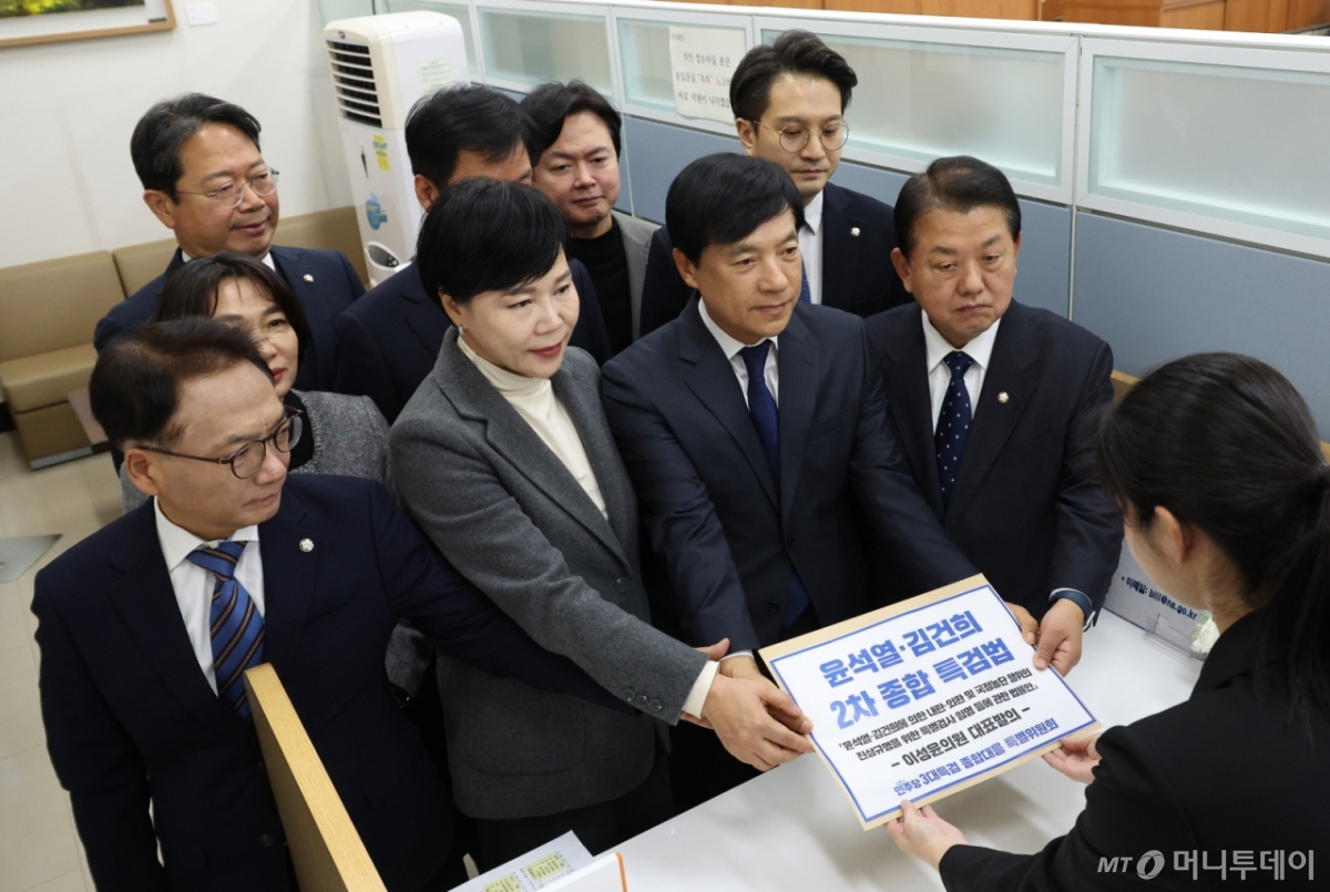 與, 정청래 강조 '2차 종합특검법' 발의...