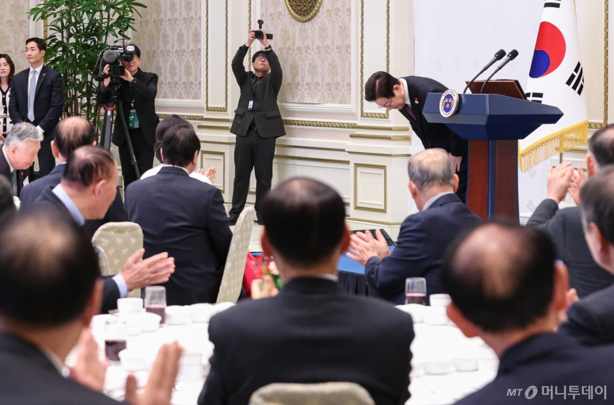 (서울=뉴스1) 허경 기자 = 이재명 대통령이 22일 청와대 영빈관에서 열린 대한노인회 초청 오찬에서 발언을 마친 후 인사하고 있다. 2025.12.22/뉴스1  Copyright © 뉴스1. All rights reserved. 무단 전재 및 재배포,  AI학습 이용 금지. /사진=(서울=뉴스1) 허경 기자