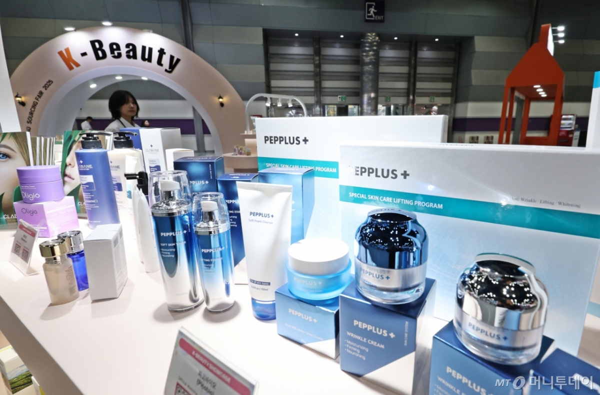 한 해외마케팅종합대회에서 화장품이 진열돼 있다./사진=뉴스1. /사진=(서울=뉴스1) 황기선 기자