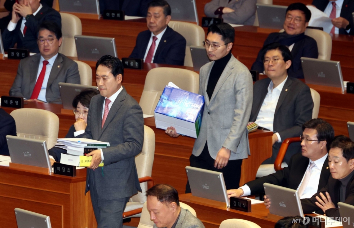 [서울=뉴시스] 조성봉 기자 = 장동혁 국민의힘 대표가 22일 서울 여의도 국회에서 열린 제430회국회(임시회) 제2차 본회의에서 '내란전담재판부설치 관련 법안'에 대한 무제한 반대토론을 하기 위해 발언대로 향하고 있다. 2025.12.22. suncho21@newsis.com /사진=조성봉